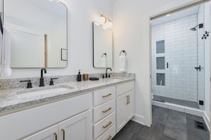 Combined shower/bathtub, hair dryer, towels - Bonjour Soha- pool- close to beach (South Haven)