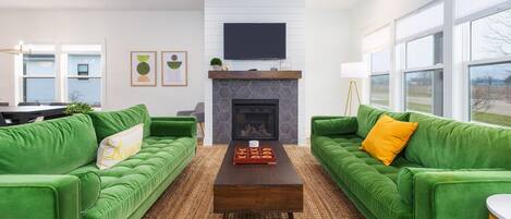 Fernseher, Kamin, Bücher