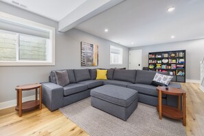 TV, fireplace, books - Bonjour Soha- pool- close to beach (South Haven)