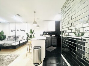 冷蔵庫、電子レンジ、オーブン、コンロ