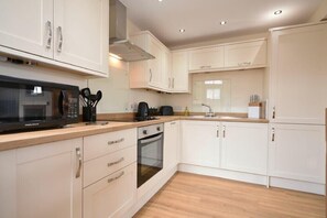 Dishwasher, cookware/dishes/utensils - Castle View (Bamburgh)