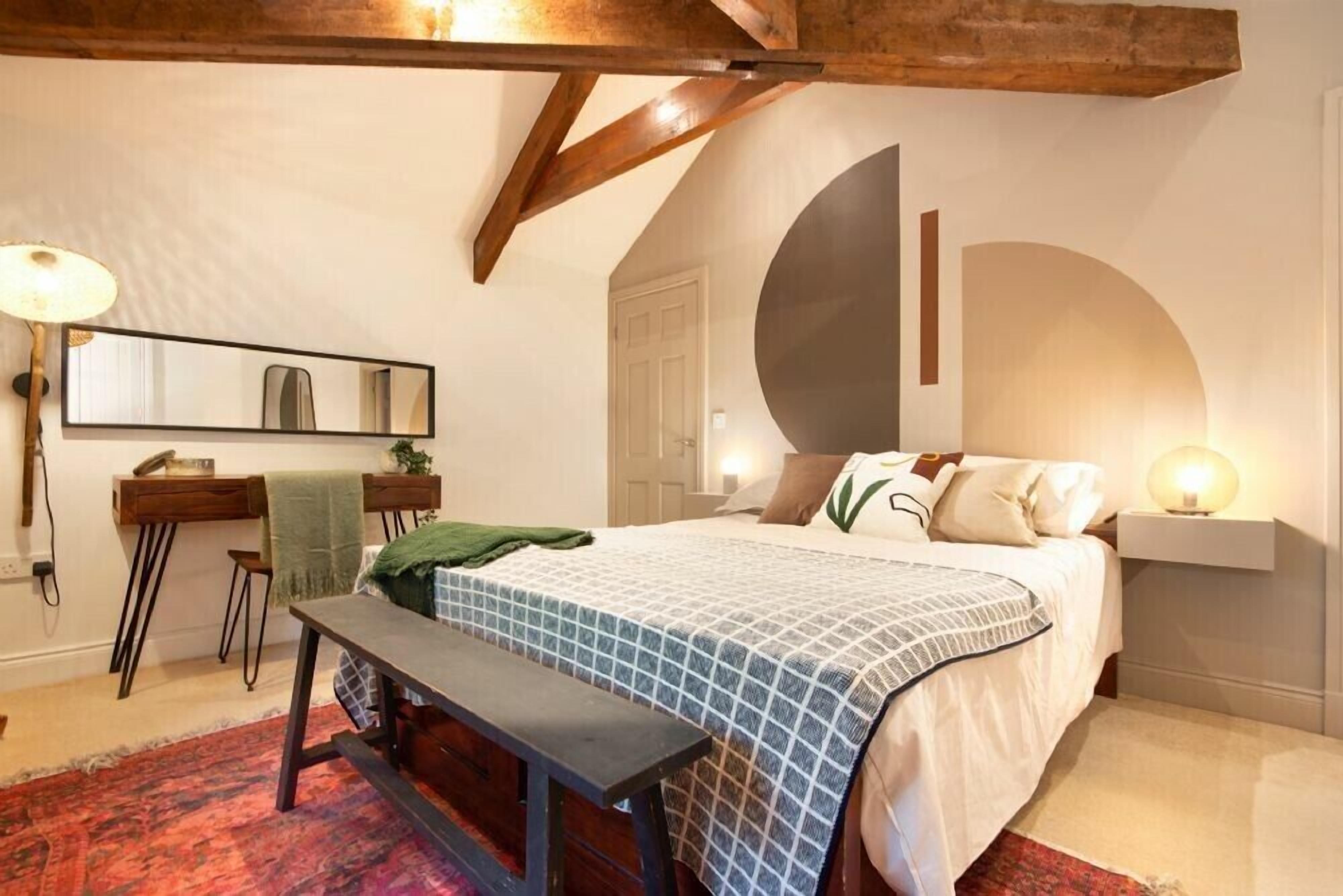 2 kamar tidur dan didekorasi berbeda-beda