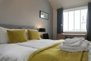 2 quartos, individualmente decorados, individualmente mobiliados