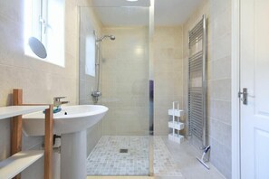 Bathroom - Annstead House (Seahouses)