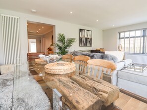 Cottage | Private kitchen | Dishwasher, cookware/dishes/utensils - Willow (Chathill)