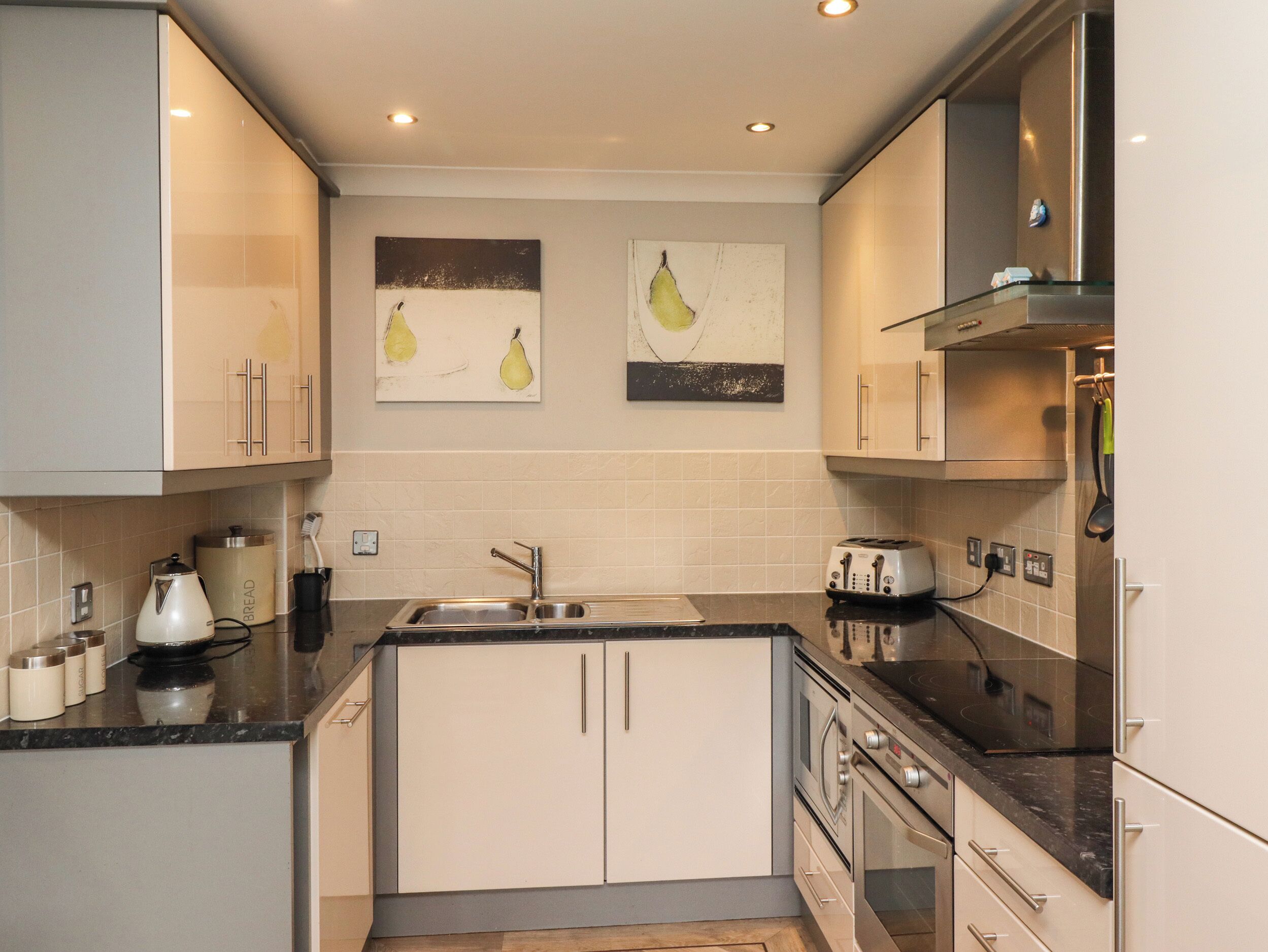 Cottage | Private kitchen | Fridge, dishwasher, cookware/dishes/utensils