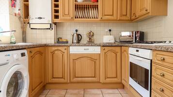 Cottage | Private kitchen | Fridge, dishwasher, cookware/dishes/utensils