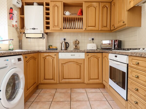 Cottage | Private kitchen | Fridge, dishwasher, cookware/dishes/utensils