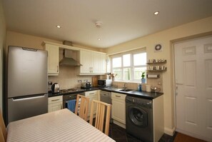 ثلاجة، غسالة أطباق، مستلزمات طهي/أطباق/أوعية