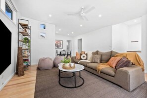 تلفزيون ذكي، مدفأة، ألعاب فيديو، تنس طاولة