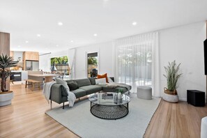 Smart TV, fireplace, video games, table tennis - Beautifully presented home that sleeps ten people (Ocean Grove)