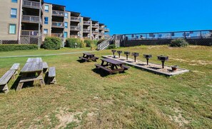 Outdoor dining - Just Duck Inn - Bright, Cheerful, 2BR/2BA Semi-Oceanfront condo in Duck, Sleeps 4-7 (Duck)