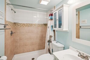 Combined shower/tub, towels - Just Duck Inn - Bright, Cheerful, 2BR/2BA Semi-Oceanfront condo in Duck, Sleeps 4-7 (Duck)