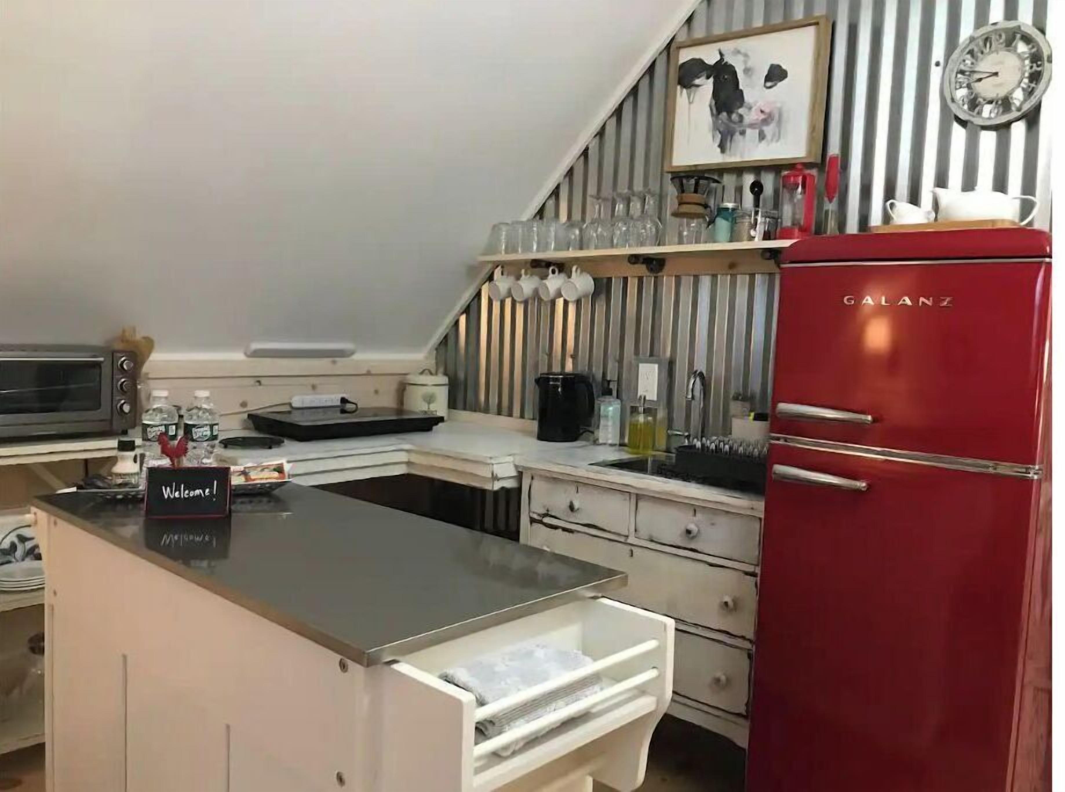 Refrigerador, microondas, parrilla de estufa y cafetera y tetera 