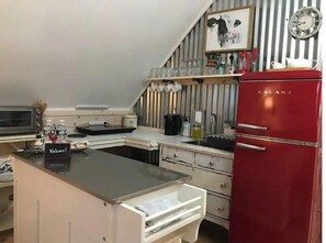 Fridge, microwave, stovetop, coffee/tea maker - Peaceful Stay at Birds of a Feather Farm & Spa
 (Shaftsbury)