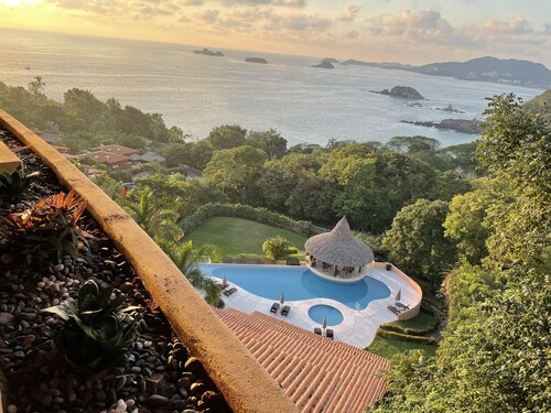 Great luxurious penthouse with private roof top pool lounge and spectacular view