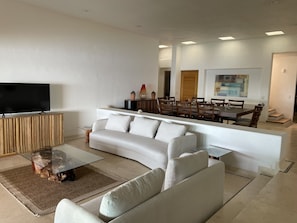 Smart TV, libros y estéreo