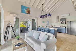 Smart TV - Caribbean Lofts Villa - Waterfront with private pool and dock (Kralendijk)