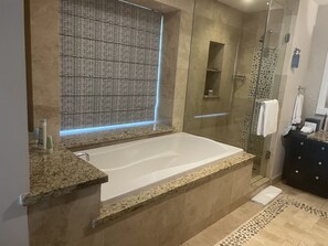 Bathtub, jetted bath, hair dryer, towels - Romantic beach resort on the beach with hot tub. (Cabo San Lucas)