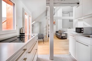 Kühlschrank, Mikrowelle, Ofen, Herdplatte