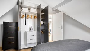A bedroom with a bed, a wardrobe, and a desk. - Chic Vorstädte 2.5 Room w/ W/D & Storage, 2 min to Market, by Blueground (Basel)