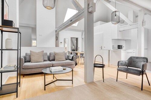 Chic Vorstädte 2.5 Room w/ W/D & Storage, 2 min to Market, by Blueground