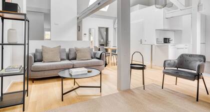 Chic Vorstädte 2.5 Room w/ W/D & Storage, 2 min to Market, by Blueground