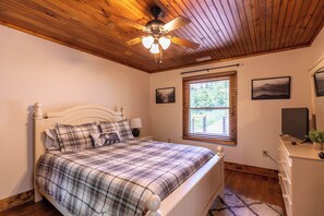 3 bedrooms, iron/ironing board, Internet, bed sheets