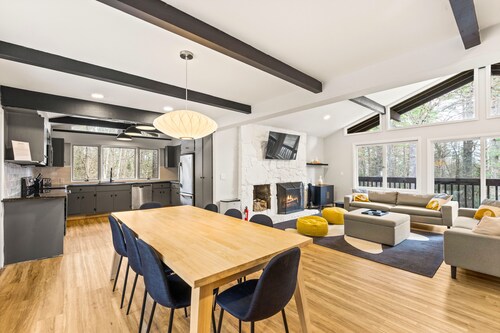 Stratton Mountain Getaway: 30% Off Ski Chalet w/Hot Tub, Firepit, & Pond Views