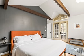 5 Schlafzimmer, hochwertige Bettwaren, Schreibtisch