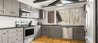 Stratton Mountain Getaway: Ski Oasis w/Hot Tub, Fireplace, BBQ & Pond Views