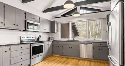 Stratton Ski Chalet: 5BD Modern Oasis w/Hot Tub, Fireplace, Pond & BBQ Deck