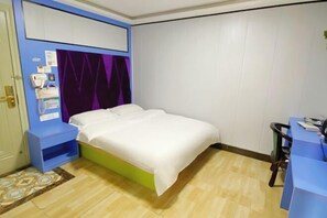 A bedroom with a bed, a desk, and a chair. - Jinpeng Hotel (Guangzhou Yongqingfang Chenjiaxuan Subway Station) (Guangzhou)