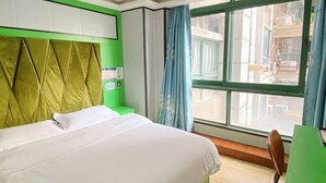 A hotel room with a bed, a desk, and a window with curtains. - Jinpeng Hotel (Guangzhou Yongqingfang Chenjiaxuan Subway Station) (Guangzhou)