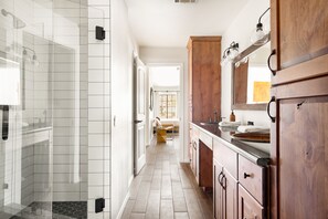 Bruser, hårtørrer, håndklæder