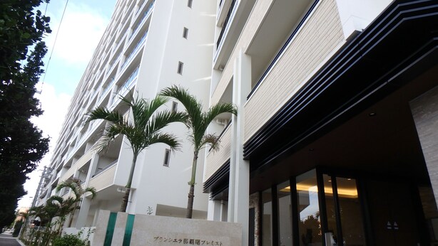 A modern hotel with a white facade, multiple floors, and a prominent entrance with glass doors. - buransiera naha akebono puremisuto 1009 (Naha)