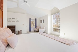 5 Schlafzimmer, Schreibtisch, Bügeleisen/Bügelbrett, Reisekinderbett