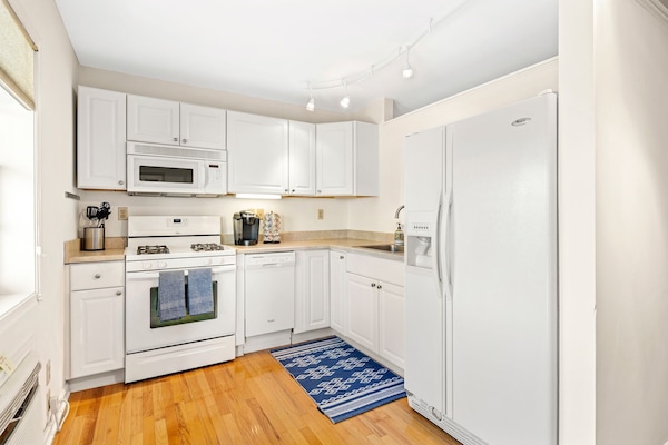 ثلاجة، ميكروويف، فرن، موقد طهي مسطح