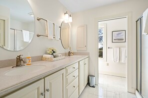 Duschwanne, Haartrockner, Handtücher, Seife