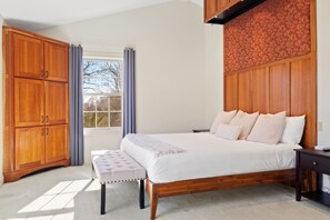 5 habitaciones, escritorio y tabla de planchar con plancha 