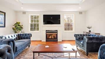 Smart TV, chimenea, futbolito y tenis de mesa