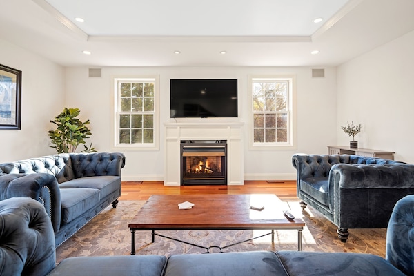 Smart TV, lareira, pebolim, mesa de pingue-pongue