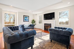 Smart-TV, Kamin, Tischfußball, Tischtennisplatte