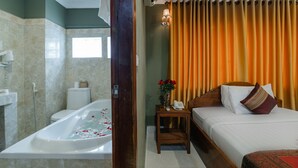Un baño con bañera, inodoro y lavamanos.