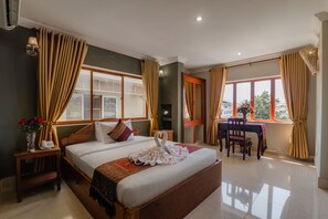 Estúdio standard, 1 quarto, vista para a cidade | Frigobar, cofres nos quartos, escrivaninha, quartos à prova de som