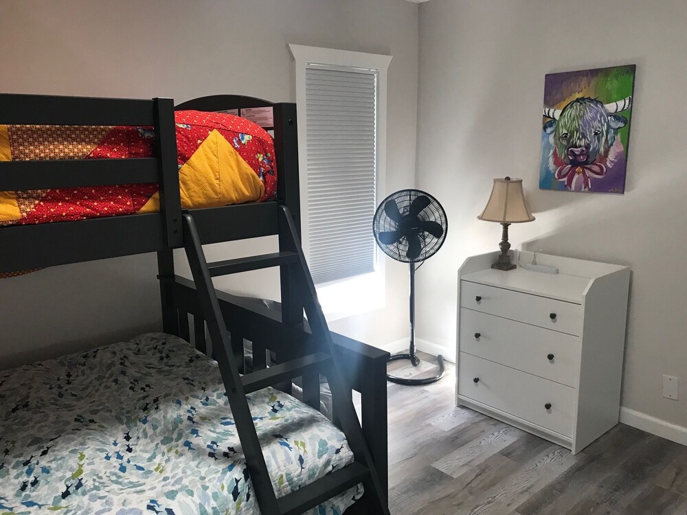 Modern Farmhouse 4BR w/ Fenced Huge Yard/Family and Dog Friendly/15 min