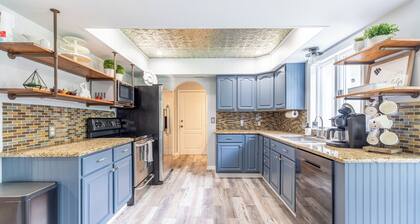 Modern Farmhouse 4BR w/ Fenced Huge Yard/Family and Dog Friendly/15 min to Beach