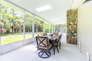Outdoor dining - Modern Farmhouse 4BR w/ Fenced Huge Yard/Family and Dog Friendly/15 min to Beach (Jupiter)
