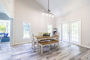 Dining - Modern Farmhouse 4BR w/ Fenced Huge Yard/Family and Dog Friendly/15 min to Beach (Jupiter)