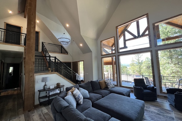 TV connectée, cheminée, lecteur de DVD, baby-foot